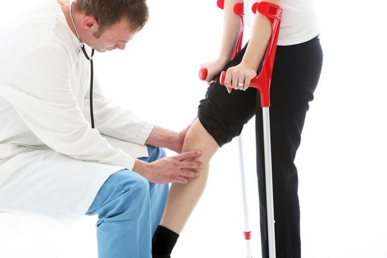 Ayewo ti orokun alaisan pẹlu arthrosis ti apapọ orokun